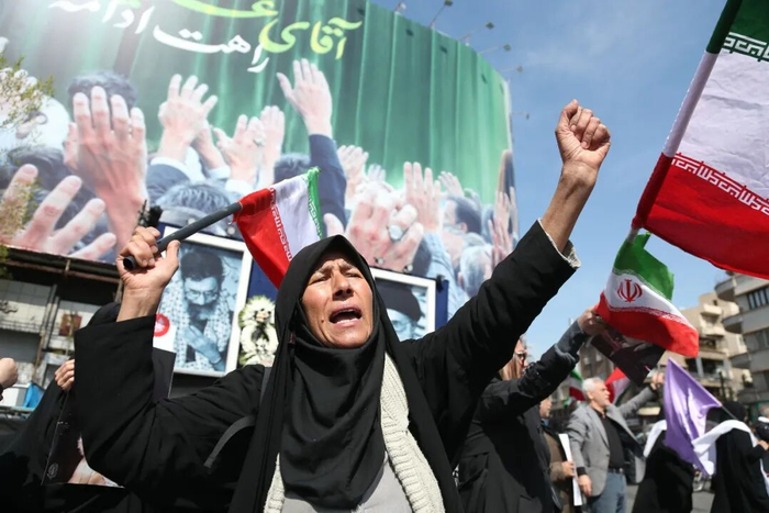 3月4日，在伊朗首都德黑兰市中心革命广场，民众集会谴责美国和以色列对伊朗的军事行动。新华社记者沙达提摄