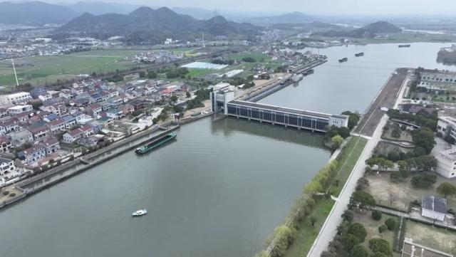 船舶通过蜀山船闸。| 宁波镇海海事处供图