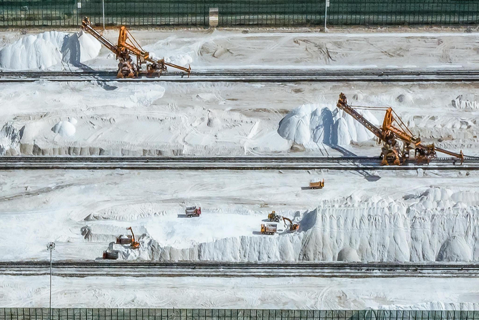 中国盐湖察尔汗产区盐湖钾肥斗轮机料场。除署名外由中国盐湖工业集团有限公司供图