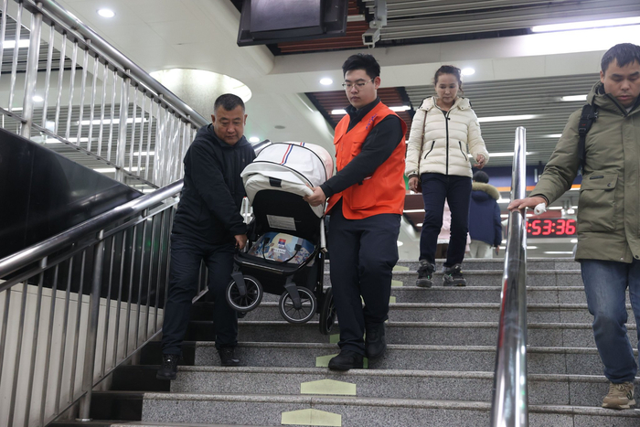 自3月1日以来，北京公交警方已组织320余人参与志愿服务活动，服务群众160余次。北京警方供图