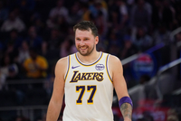 专注于篮球吧&amp;停止抱怨！东契奇半场12中6得15分4板3助 再吃T禁赛