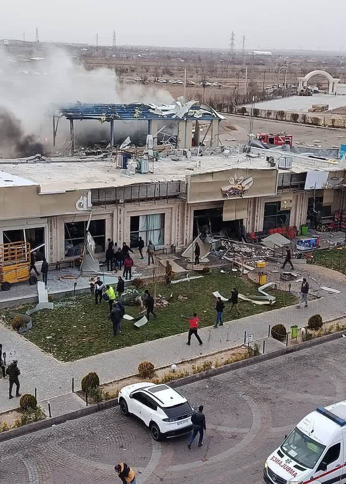 △伊朗伊斯蘭革命衛隊當天發布圖片稱一處高速公路服務區遭到導彈襲擊。