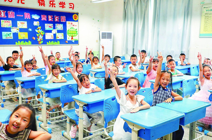     教室安上了空调，学生们上课更加舒适。    （资料图）