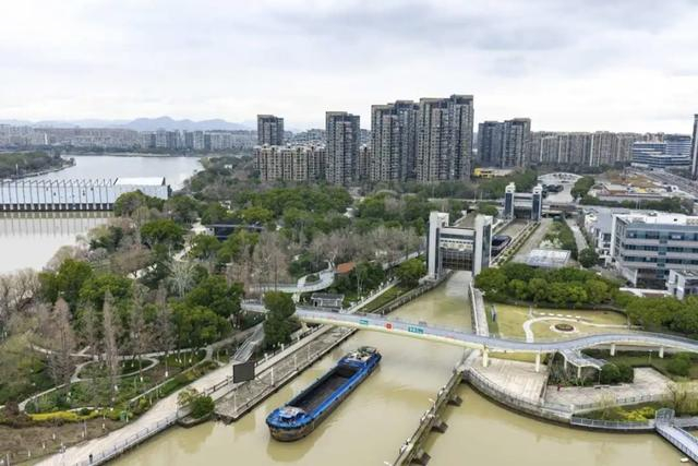 船舶驶出姚江船闸。|李越 摄