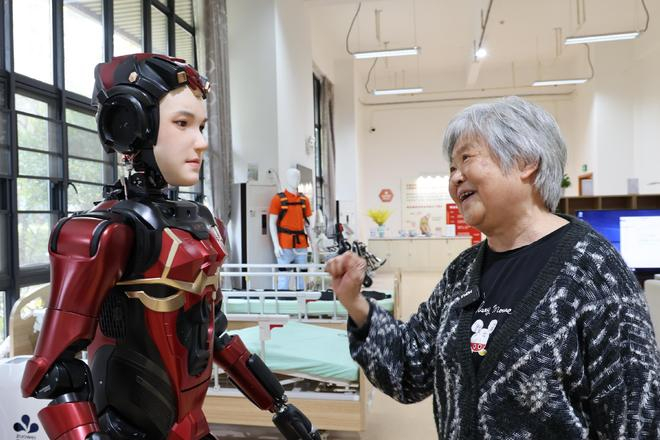 　　在深圳市养老护理院，一名老人与人形机器人“夏澜”互动。新华社记者 梁旭 摄