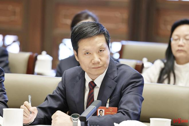 ▲全国人大代表、小米集团创始人雷军 张炎良 摄