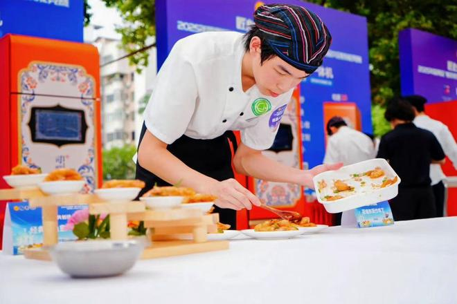  广州市高新医药与食品技工学校学生参加炒菜机器人比赛现场 图片来源：受访对象提供