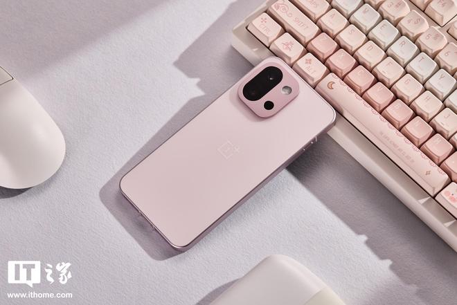 ▲ IT之家实拍：一加 13T