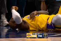 詹姆斯上篮后倒地不慎左胳膊肘顶到摄影师脚 倒地挣扎表情痛苦