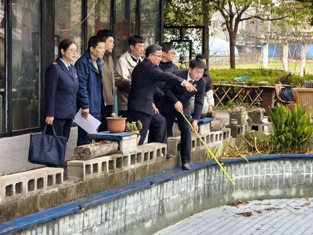 跟进调查队伍实地勘察泳池水深。陈力锋摄 