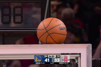 一塌糊涂！伊森空位三分打铁 球甚至弹到计时器上