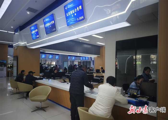 平凉市区政务服务中心一楼大厅的无差别综合受理窗口实行集中受理、统一出件。本文图片均由新甘肃·甘肃日报记者 田丽媛摄