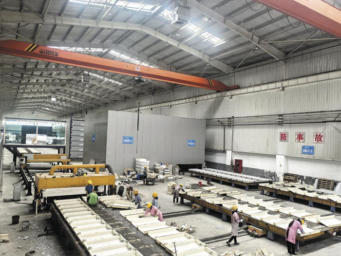青海宝恒绿色建筑产业股份有限公司PC生产线安放市政构件模具。张沛 摄