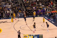 想啥呢这是？斯玛特弧顶三分出手突然改传球直接扔出界