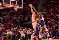 电光石火！追梦分球被杜兰特抢断 申京快下上篮被霍福德追防血帽