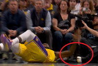 摄影师穿什么鞋能伤了詹姆斯😅原来是咱们国产的约基奇小丑一代