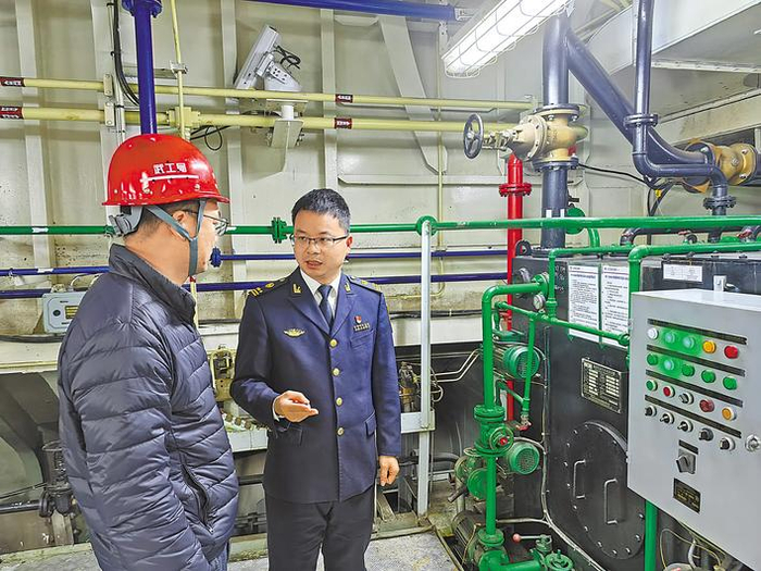 工作人员在“长鲸3号”船舱内检查污水收集情况。 （湖北日报全媒记者 王丙全 摄）