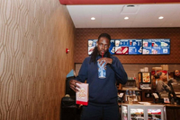 霍勒迪组织团建！赛后带着大家一起在孟菲斯看电影