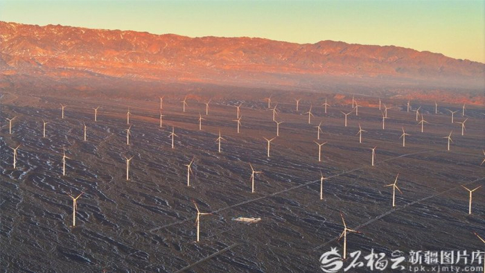 　　2月3日，航拍新疆生产建设兵团第六师北塔山牧场风光电场。李华北摄