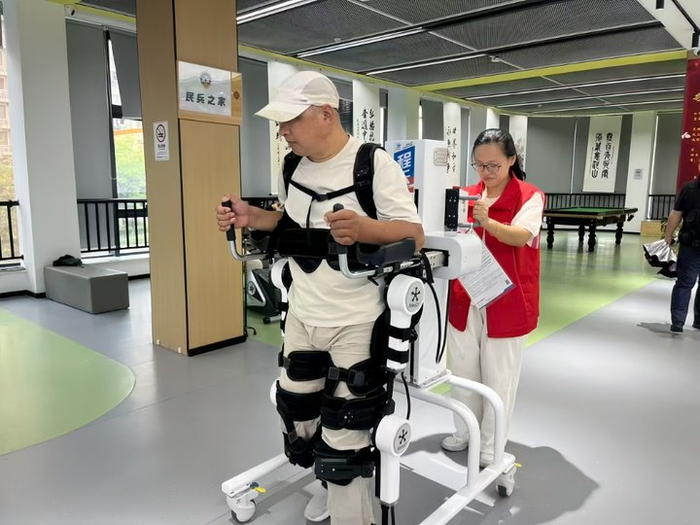 市民在程天科技的外骨骼机器人帮助下进行康复训练。受访者供图