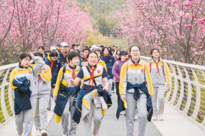 华山中学将开学典礼“搬”到滇池绿道举行。本组图片学校供图