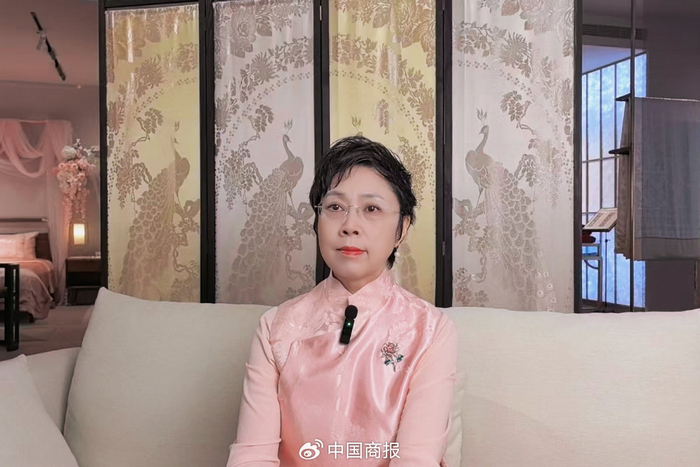 潞安府潞绸集团董事长王淑琴。