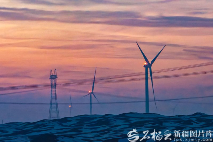 　　1月12日，在哈密市伊州区东部拍摄的哈密烟墩风电基地一角。石榴云/新疆日报记者 蔡增乐摄