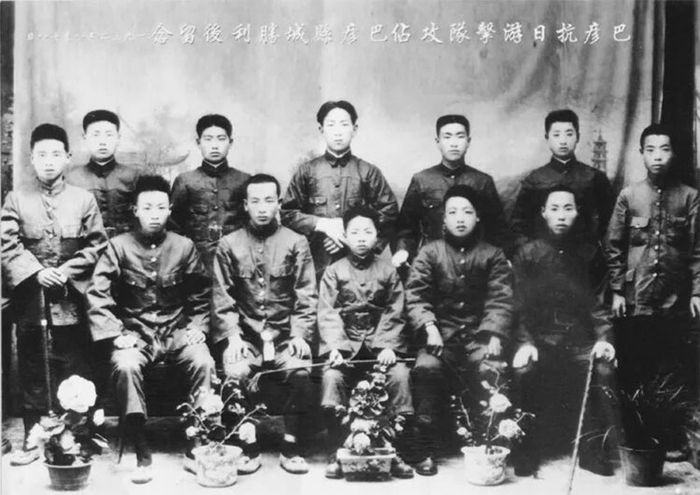 赵尚志（前排中）与巴彦抗日游击队队员合影  资料图片