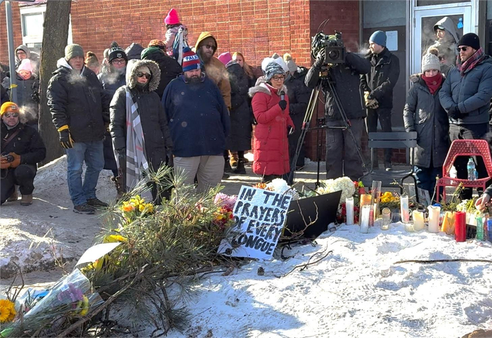 1月25日，在美国明尼苏达州明尼阿波利斯，人们悼念枪击事件遇难者（手机照片）。新华社发