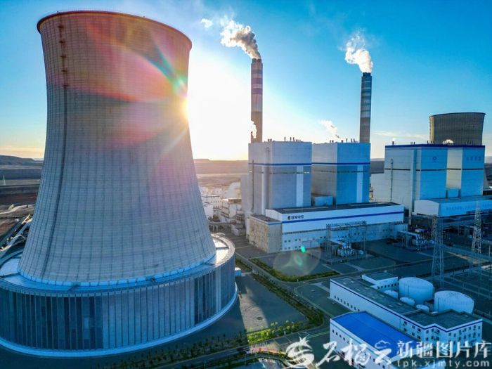 　　2025年5月7日在新疆准东经济技术开发区拍摄的中电投五彩湾发电公司一角。石榴云/新疆日报记者 蔡增乐摄