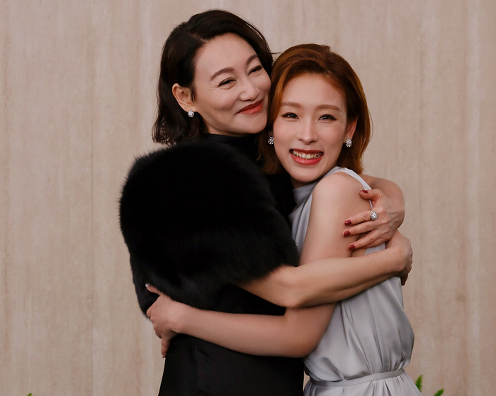 （图说：左为中国香港女演员：惠英红，右为杰葵恩泽主理人：桃子）
