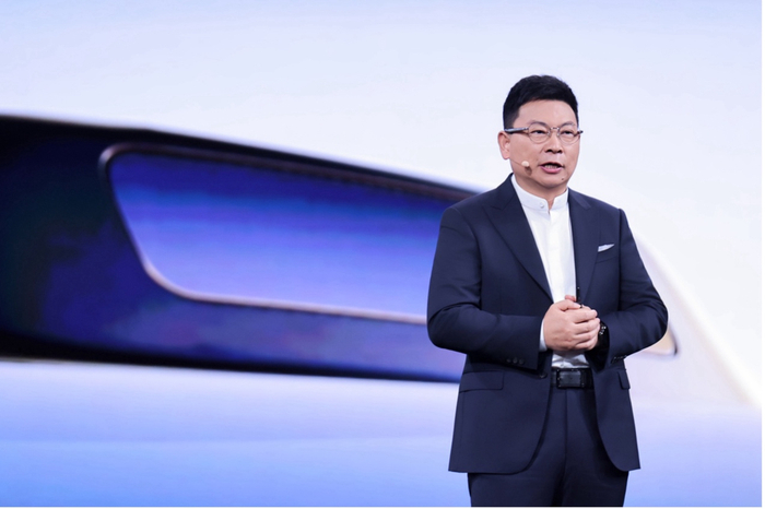 华为常务董事、产品投资评审委员会主任、终端BG董事长余承东在发布会上