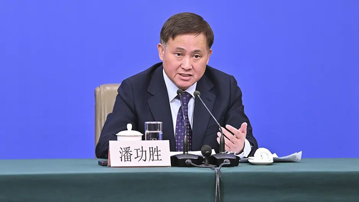 潘功胜。图源：新华网