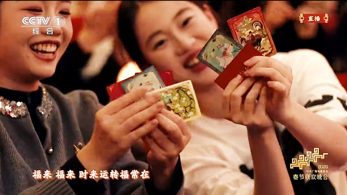 总台马年春晚现场抢到从天而降马年典藏卡的年轻观众