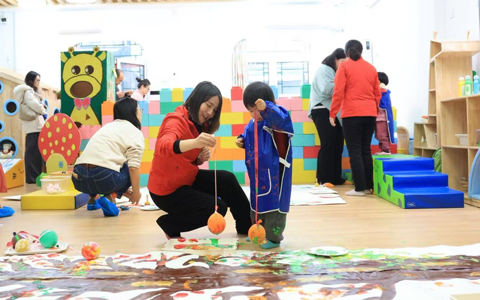 3月5日上午，在北京市北海幼儿园白米分址，8组亲子家庭正在开展“春芽”主题课程。新京报记者 王飞 摄