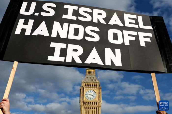 当地时间2月28日，民众在英国伦敦议会广场举行示威，抗议美国和以色列军事打击伊朗。新华社记者 李颖 摄