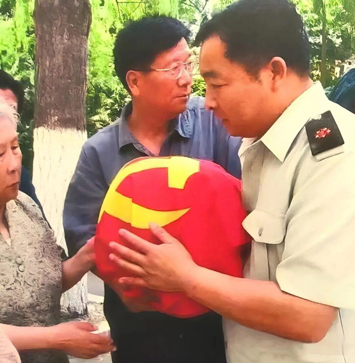 　　姜宝才（右）向赵尚志胞妹赵尚文介绍遗首发现情况  资料图片