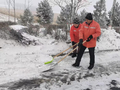 鏖战清雪除冰的养路工们