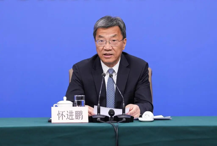 （怀进鹏回答记者提问。图源：新华社）