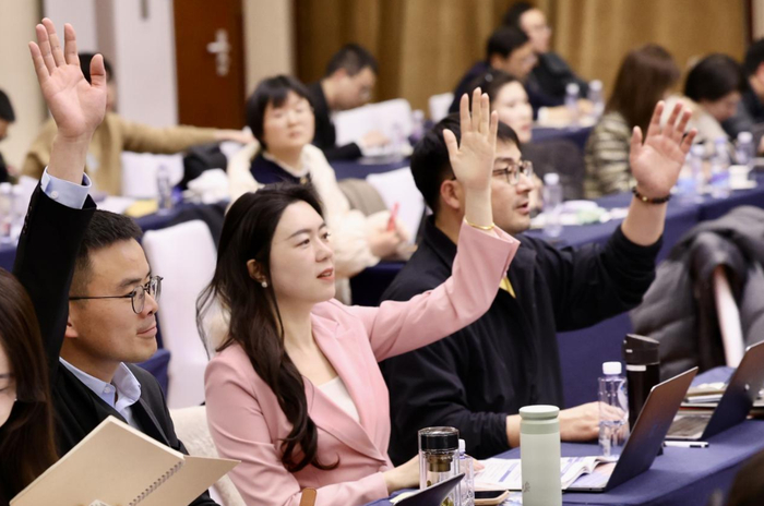 3月6日上午，十四届全国人大四次会议安徽代表团开放团组会议现场，记者踊跃举手提问。人民网记者 陶涛摄