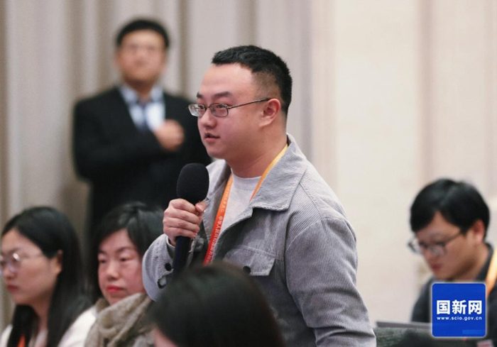 ▲红星新闻记者提问 图据国新网