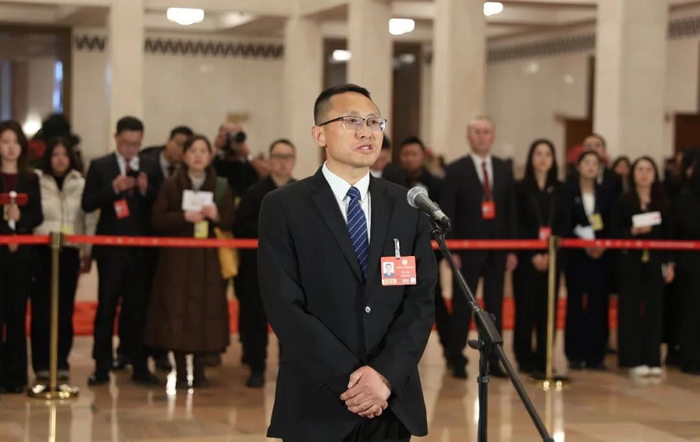 3月7日，住宁全国政协委员王小龙亮相委员通道。