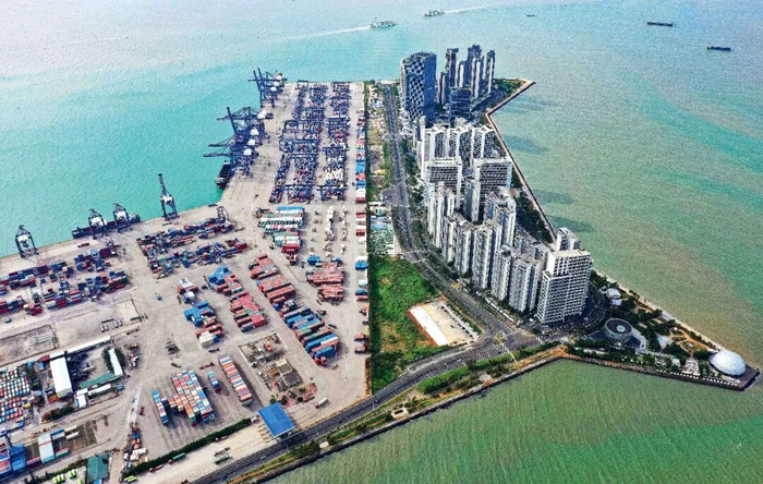 2025年11月27日，海南自贸港10个“二线口岸”之一的海口港。图/新华