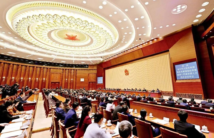 2025年12月27日上午，十四届全国人大常委会第十九次会议在北京人民大会堂闭幕。会议表决通过将国家发展规划法草案提请十四届全国人大四次会议审议。摄影/本刊记者 田雨昊