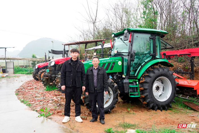 姚宜祥和儿子姚华清。