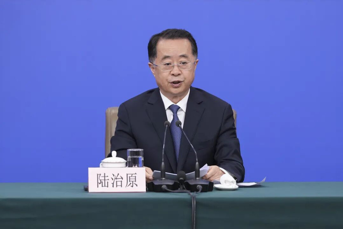 这是陆治原在回答记者提问。新华社记者 王曦 摄