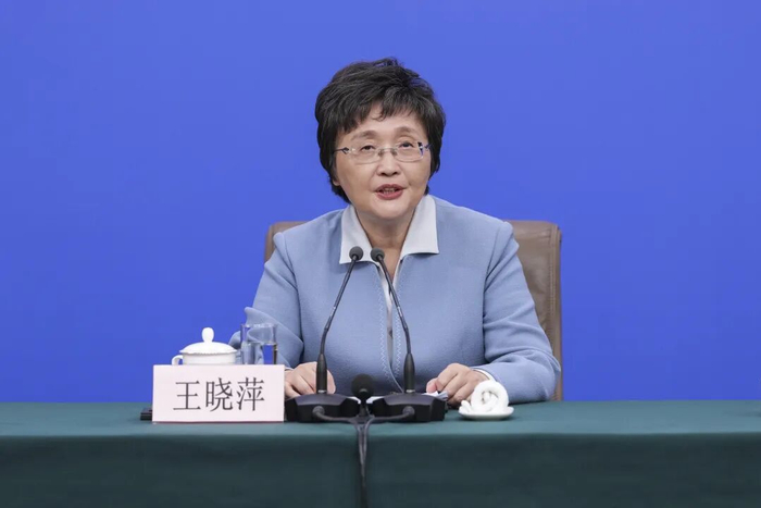 这是王晓萍在回答记者提问。新华社记者 王曦 摄