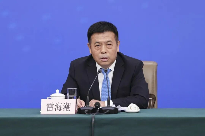 雷海潮在回答记者提问（图源：新华社）