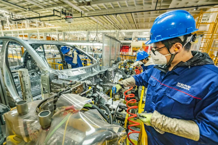 3月4日，深蓝南京数智工厂，工人正在组装新能源汽车。 朱红生摄