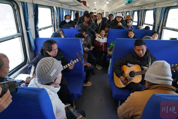在慢火车上歌唱的扎诺乐团成员。吴聃 摄
